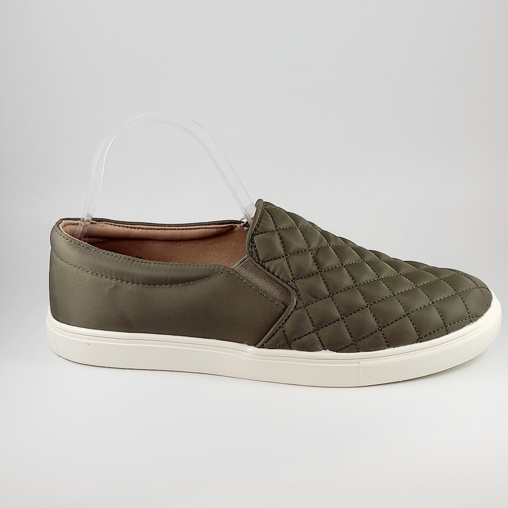 A New Day flat sneakers size 9.5 Women's